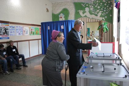 Голосуют супруги Моисеенко,  53 года вместе